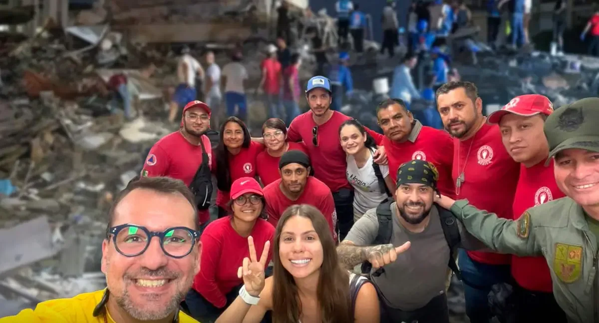 Los rescatistas mexicanos llegan para ayudar en la búsqueda de víctimas tras el desastre natural en Venezuela.