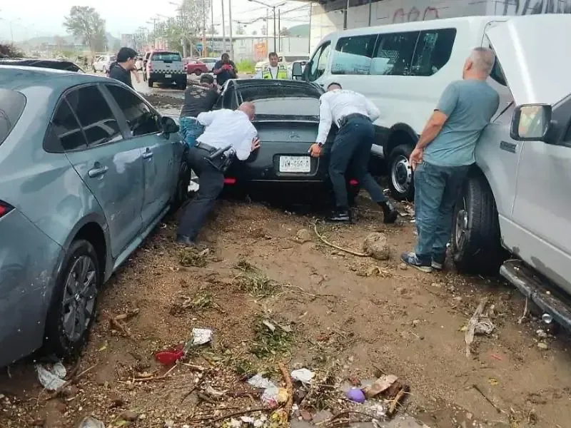 La intensa lluvia dejó más de 100 vehículos dañados y afectó la movilidad en varios municipios.