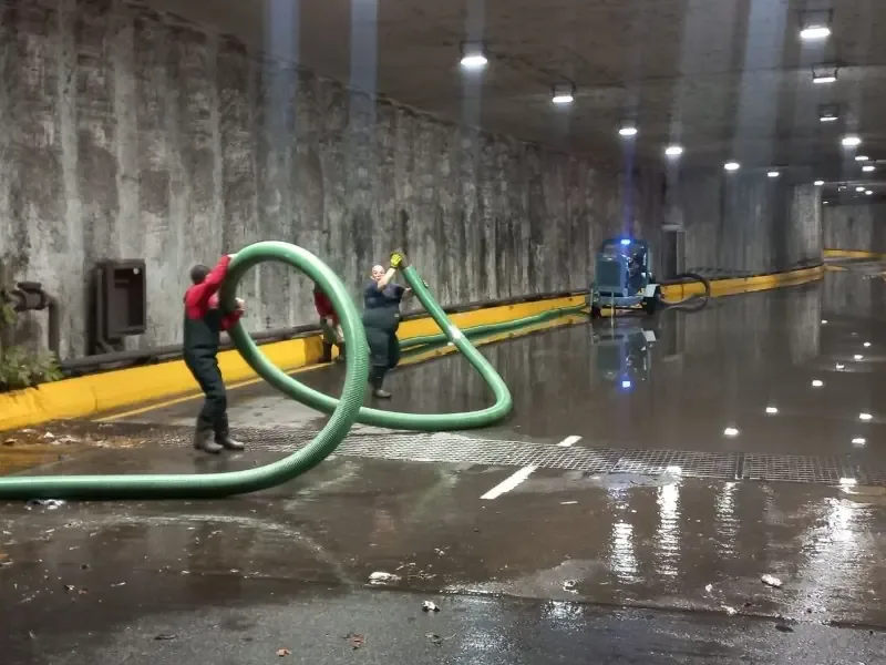 La intensa lluvia dejó daños en viviendas y complicaciones en el tránsito de la ciudad.