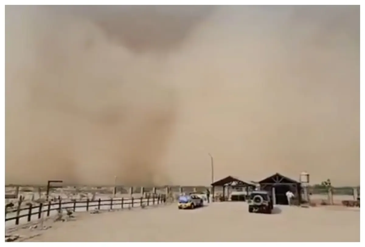 Una intensa nube de polvo fue documentada por habitantes y automovilistas, generando preocupación en la comunidad.