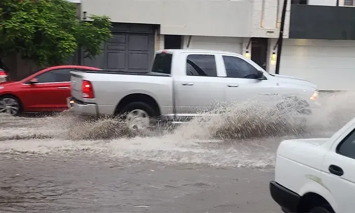 La ciudad experimentó cortes de energía y encharcamientos luego de una tormenta de arena y lluvias.
