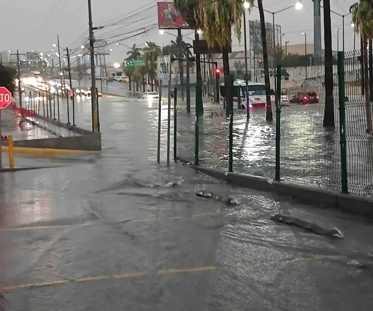 Una fuerte tormenta en Reynosa provoca caos vehicular y rescates de automovilistas.