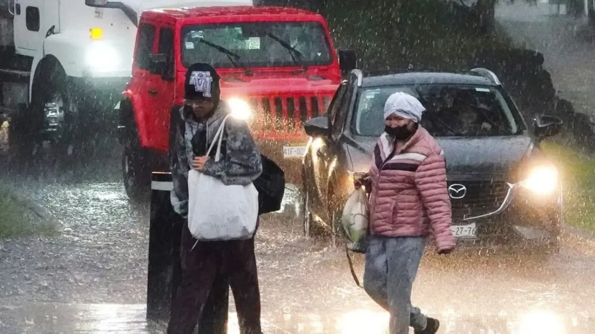 Las fuertes lluvias del 30 de junio complican el tráfico y causan daños en diversas áreas de la capital y el Estado de México.