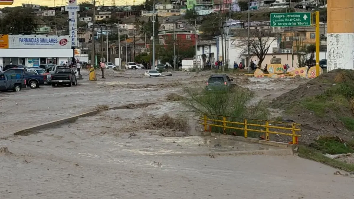 La tormenta de ayer causó el desbordamiento de arroyos en Ciudad Juárez, arrastrando vehículos y generando preocupación entre los habitantes.