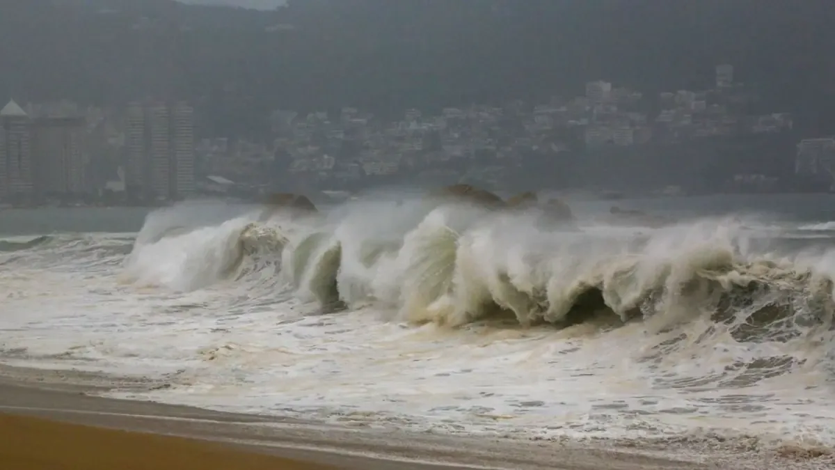 La tormenta genera riesgo alto en Acapulco y otras localidades, con clases suspendidas.
