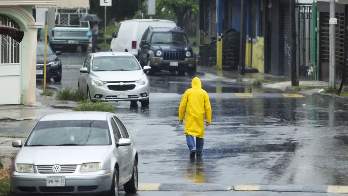 La tormenta Isaias podría convertirse en huracán y provocar severas lluvias en varios estados del país.
