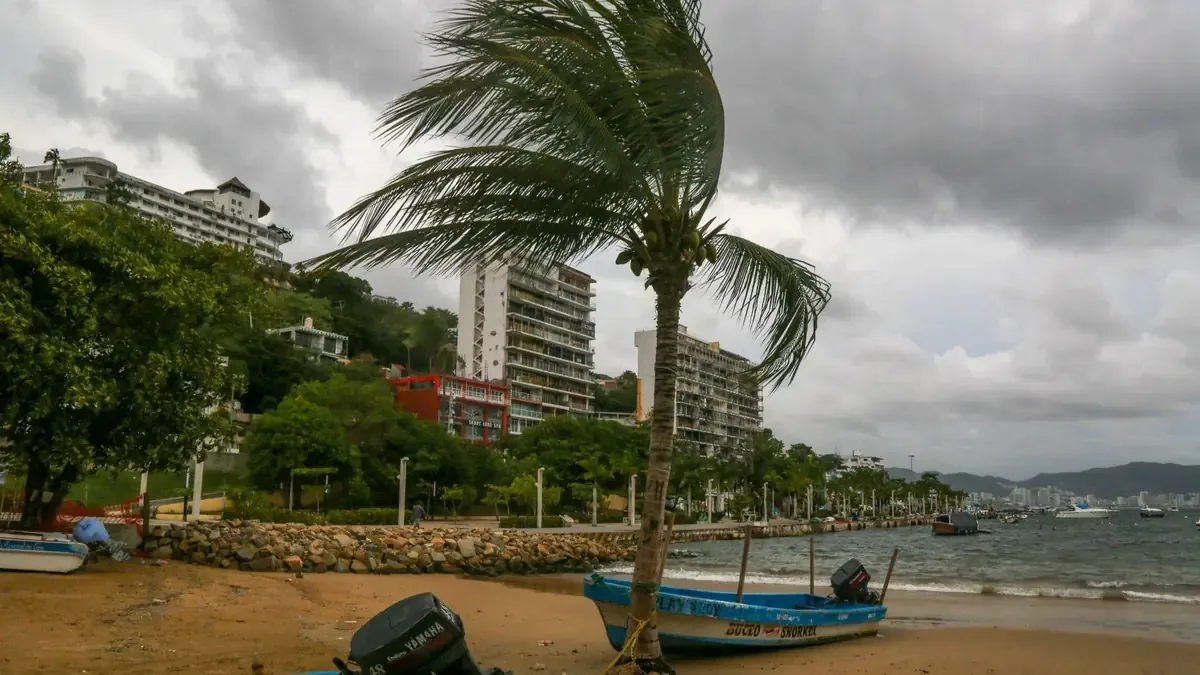 Las autoridades continúan monitoreando el fenómeno que afectará la costa del Pacífico mexicano.