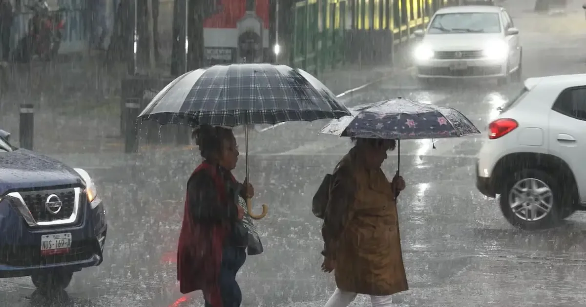 La tormenta tropical Simón afectará a varios estados con lluvias y alto oleaje, implicando riesgos para la población.