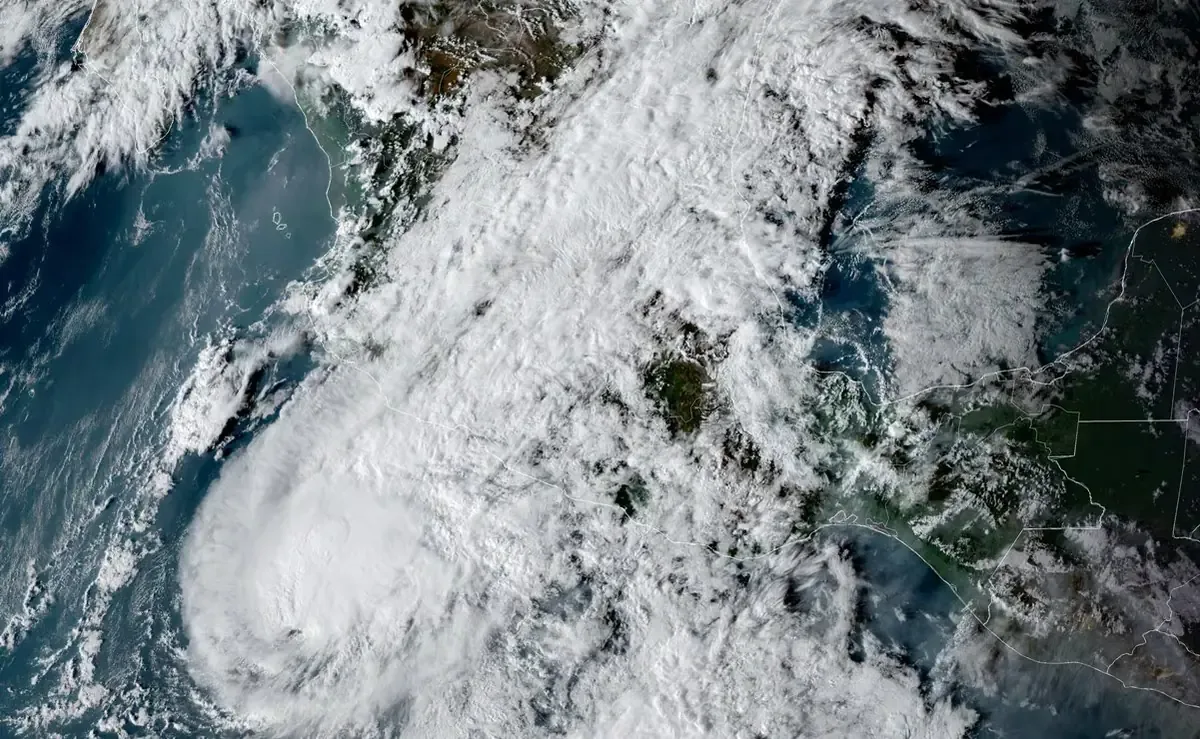 La tormenta tropical Vance avanza debilitada frente a costas del Pacífico, generando alertas por inundaciones.