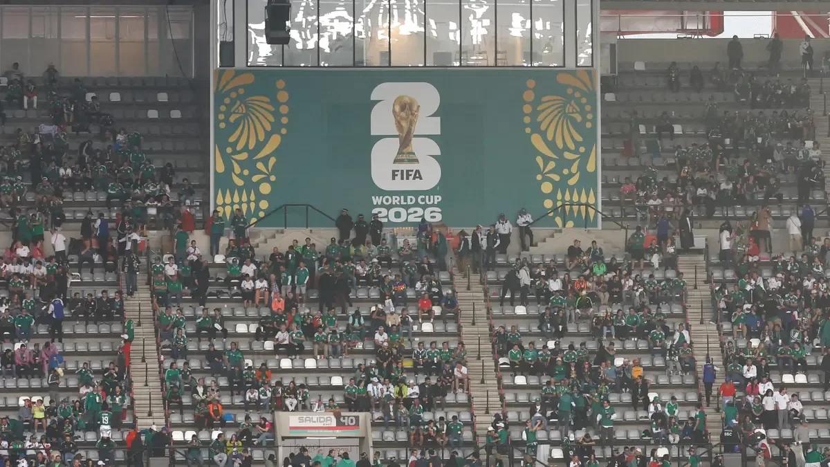 La lluvia y las tormentas eléctricas retrasan el esperado partido en el estadio Azteca, afectando a miles de aficionados.