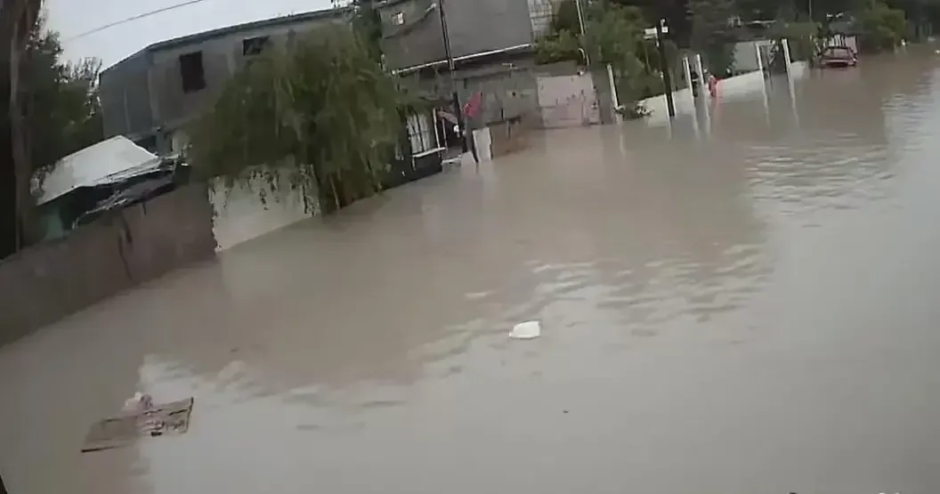 Las intensas lluvias causan evacuaciones, cierre de arroyos y suspensión de clases en Piedras Negras.
