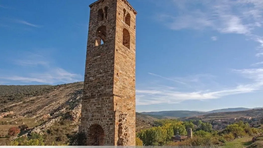 La torre románica lombarda de Yanguas destaca por su belleza y singularidad.
