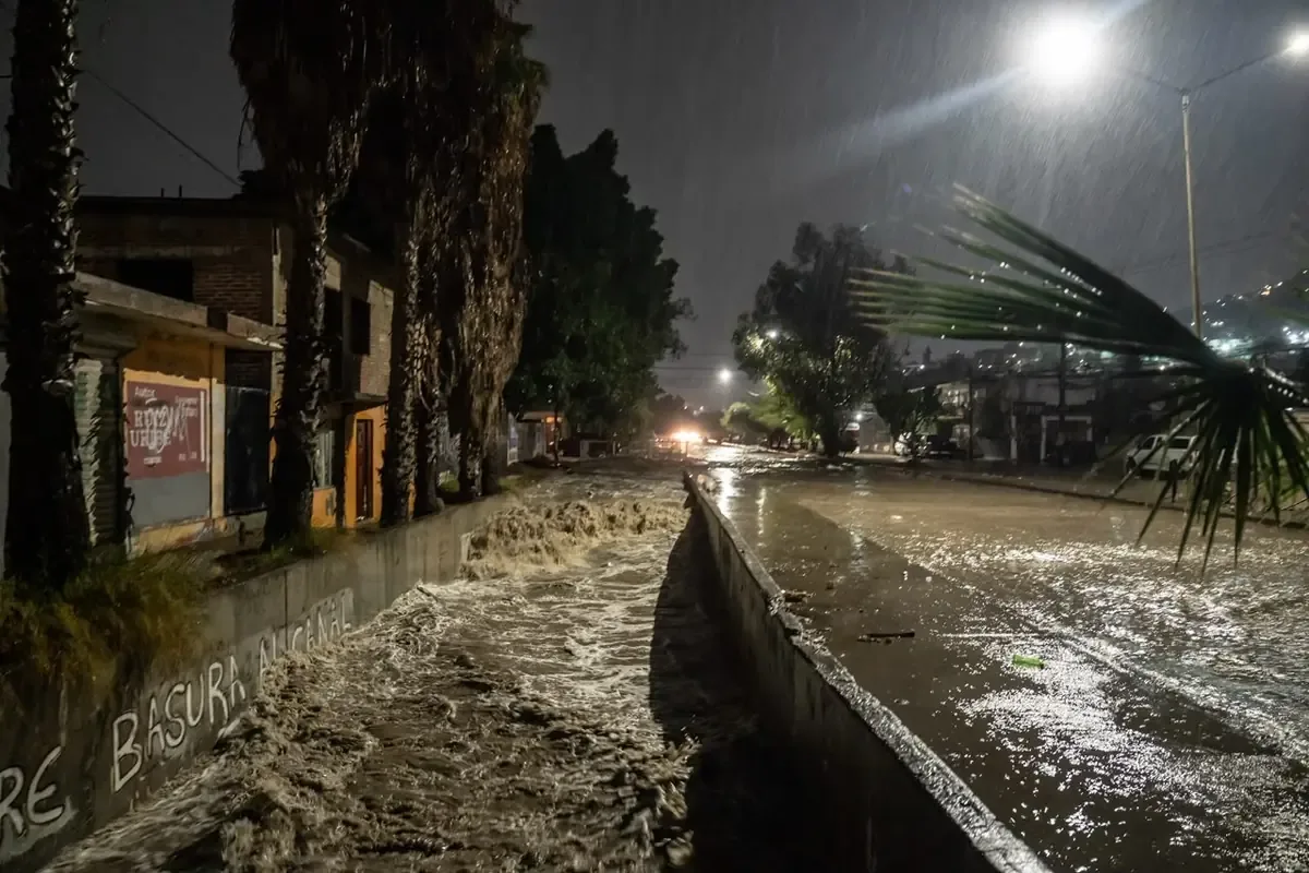 Residentes de Tijuana piden atención tras desbordamiento de canal, temiendo inundaciones mayores.