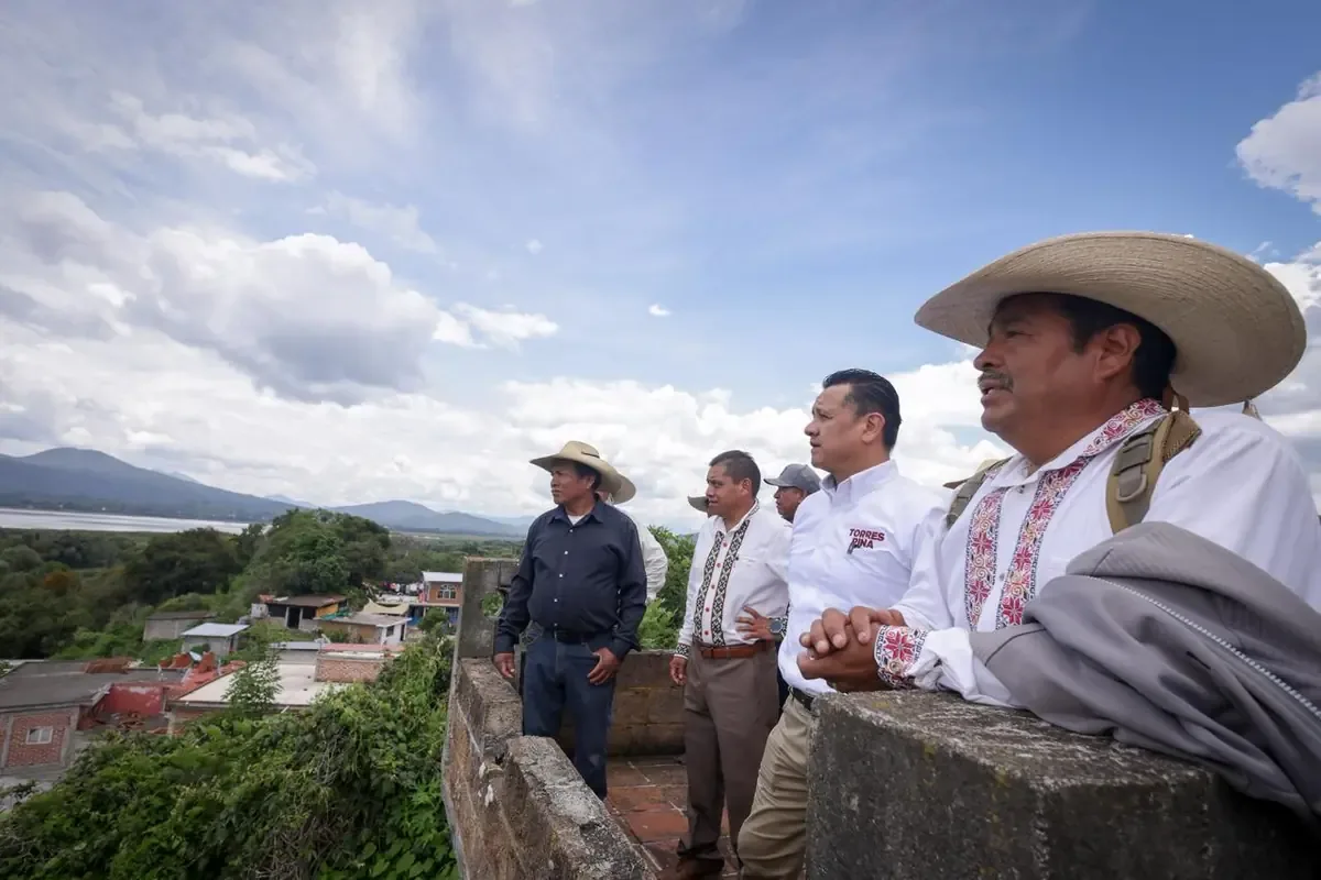 La comunidad de Urandén destaca la importancia de la colaboración con el gobierno para mejorar su infraestructura.