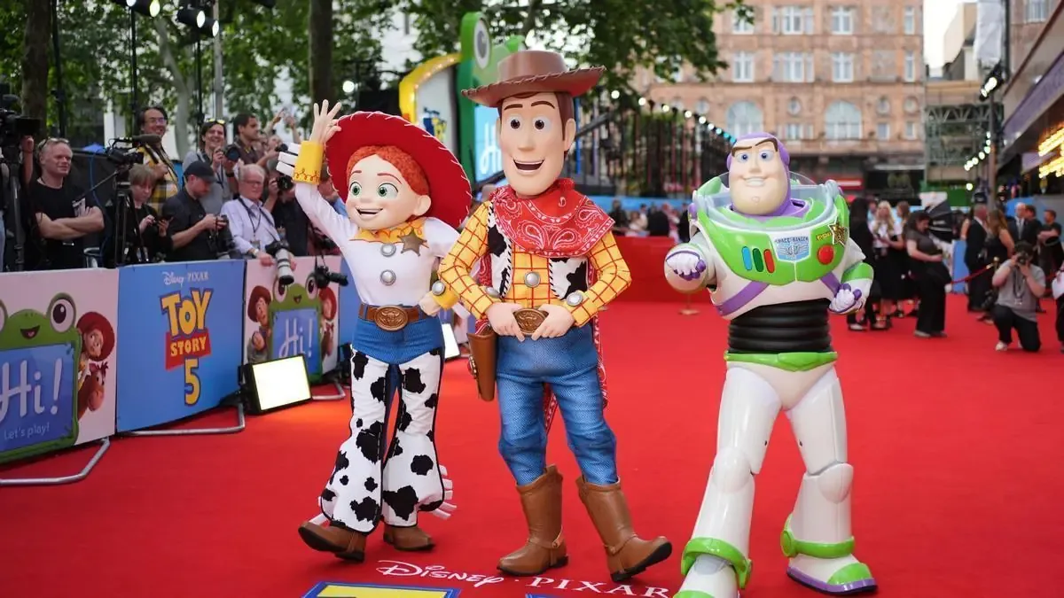 La nueva entrega de Pixar aborda la competencia entre juguetes tradicionales y dispositivos digitales para captar la atención de los niños.