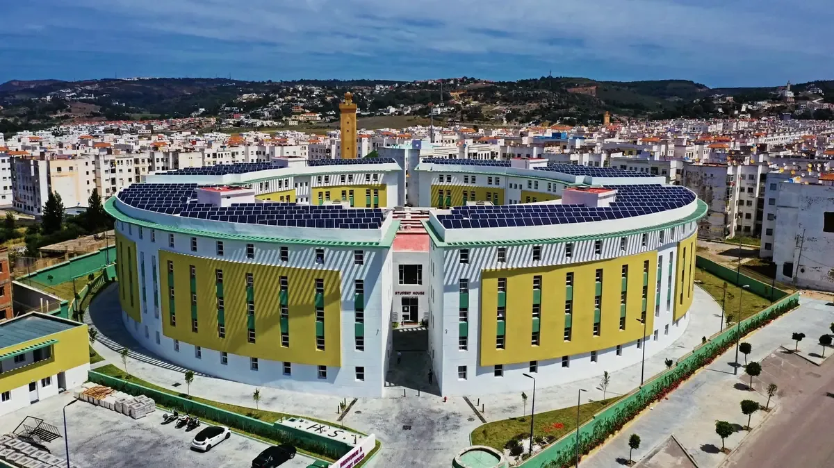 La situación de un operario destaca la importancia de la seguridad eléctrica en las instalaciones.