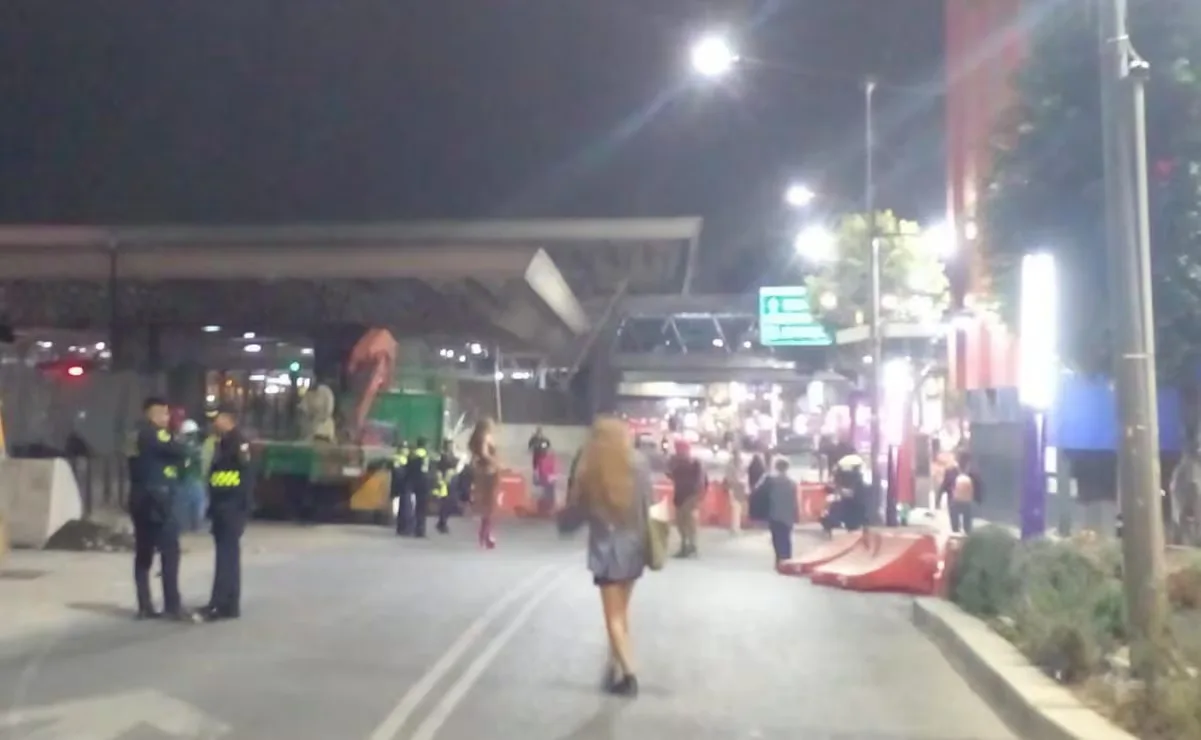Trabajadoras sexuales trans realizan bloqueo en San Antonio Abad, afectando vialidad.