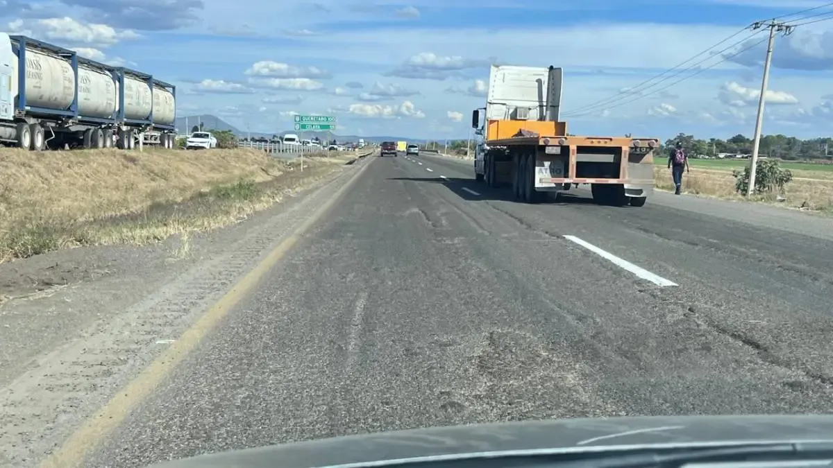 Trabajadores analizan las condiciones de las carreteras federales en Guanajuato.