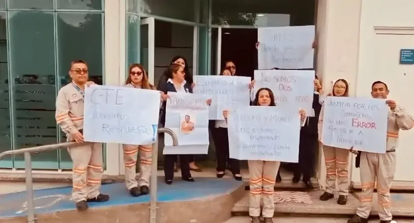 Empleados se movilizan en demanda de localización de dos colegas en Puebla.