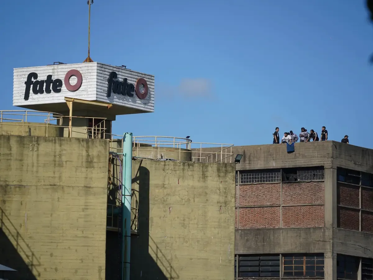 Trabajadores de FATE se movilizan ante despidos y represión policial.