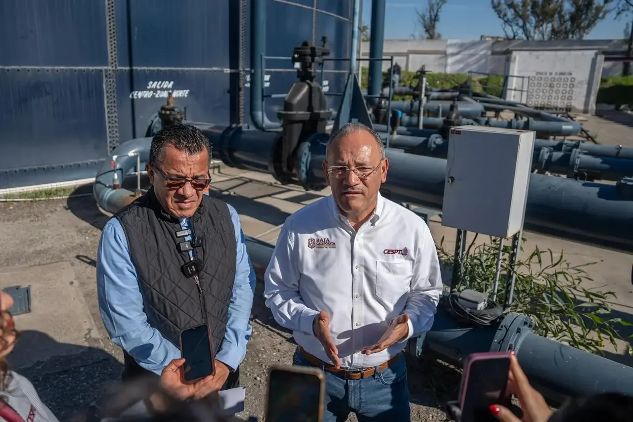 Trabajadores de la CESPT supervisando el restablecimiento del servicio de agua en Tijuana.