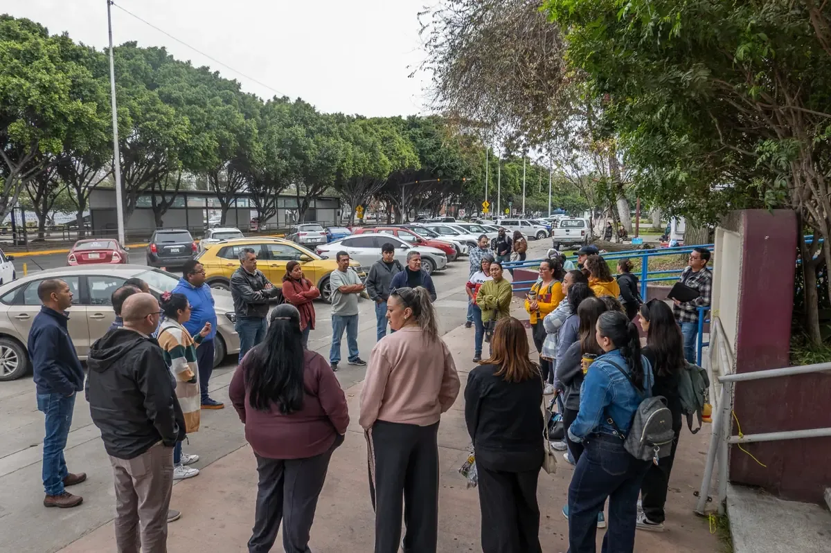 Trabajadores de la educación apoyan a compañera afectada por acoso laboral.