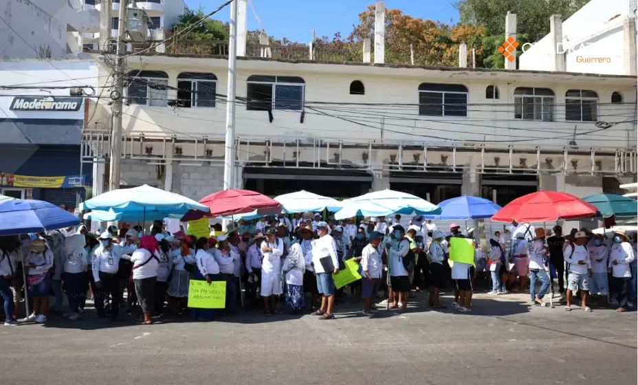 Trabajadores de playa protestan contra la construcción de Oxxo en Acapulco.
