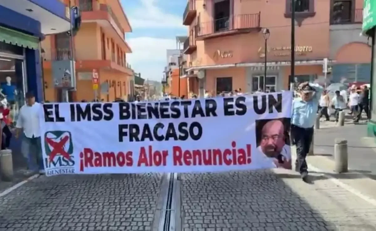 La falta de insumos básicos en hospitales de Veracruz desata protestas entre médicos y trabajadores del Sector Salud.