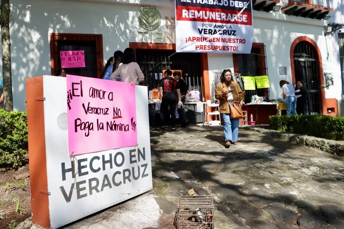 Trabajadores del Fideicomiso realizan un bazar en protesta por salarios atrasados.