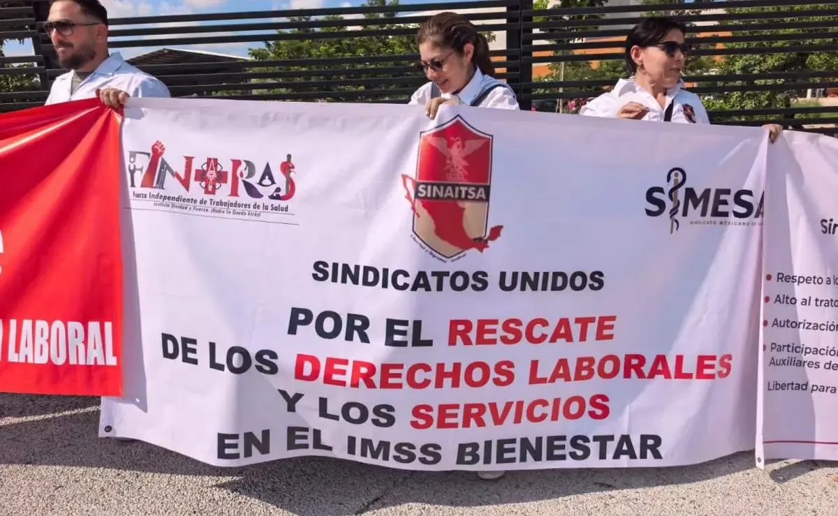 Empleados del IMSS-Bienestar protestan por pagos bajos y falta de insumos en el hospital.