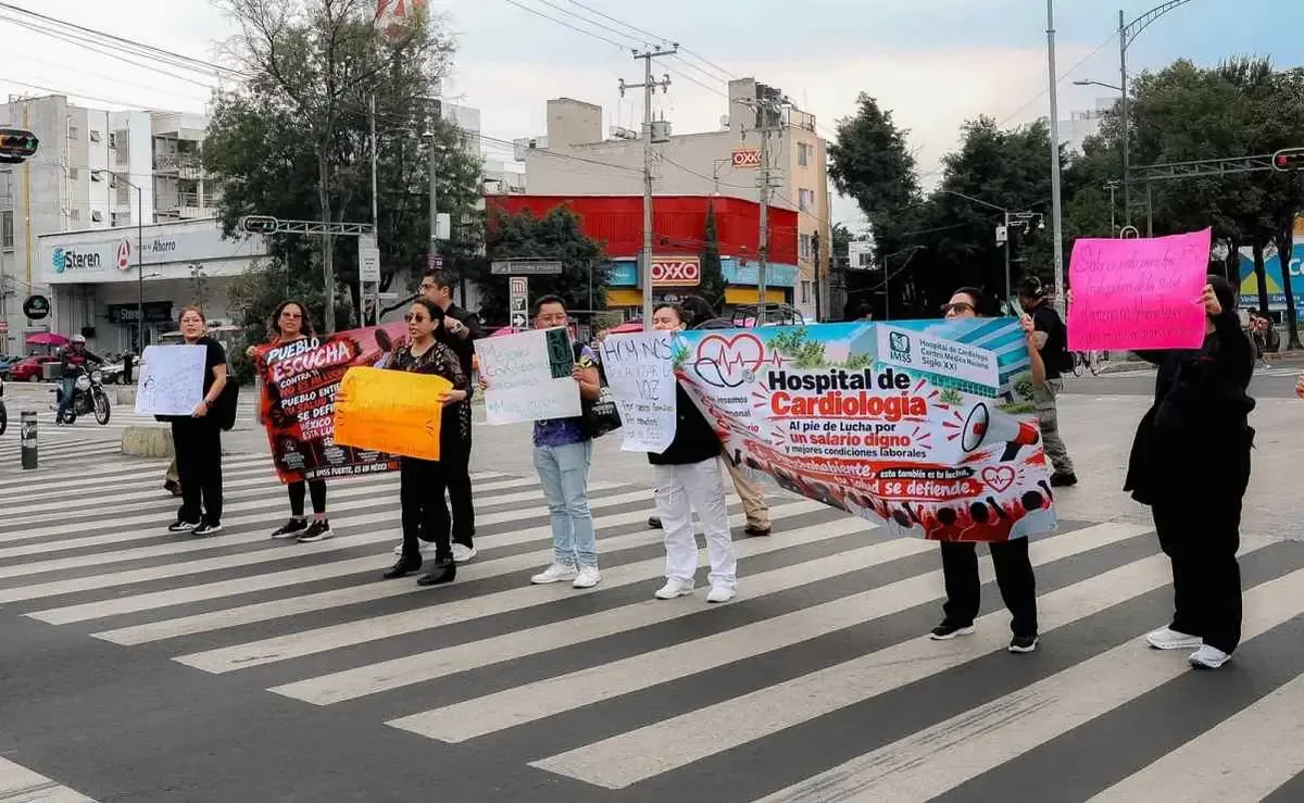 La falta de solución a sus demandas ha llevado a trabajadores del IMSS a considerar bloqueos en varias vialidades importantes.