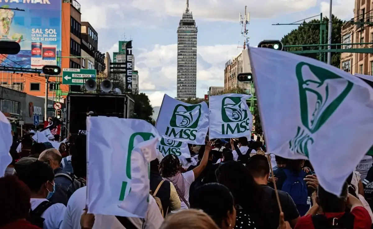 Los trabajadores solicitan un aumento salarial del 10% y denuncian represión.
