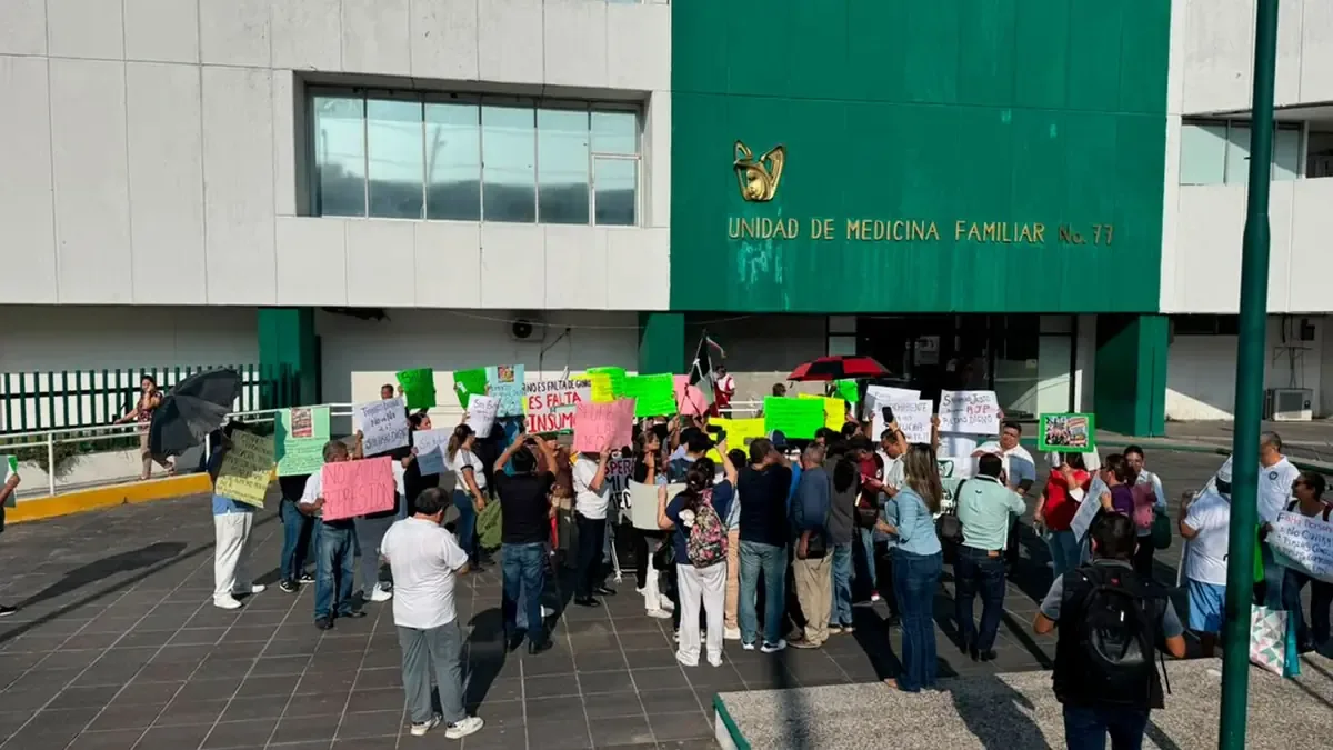 Los manifestantes exigen salarios dignos y un mejor servicio médico ante la falta de recursos.