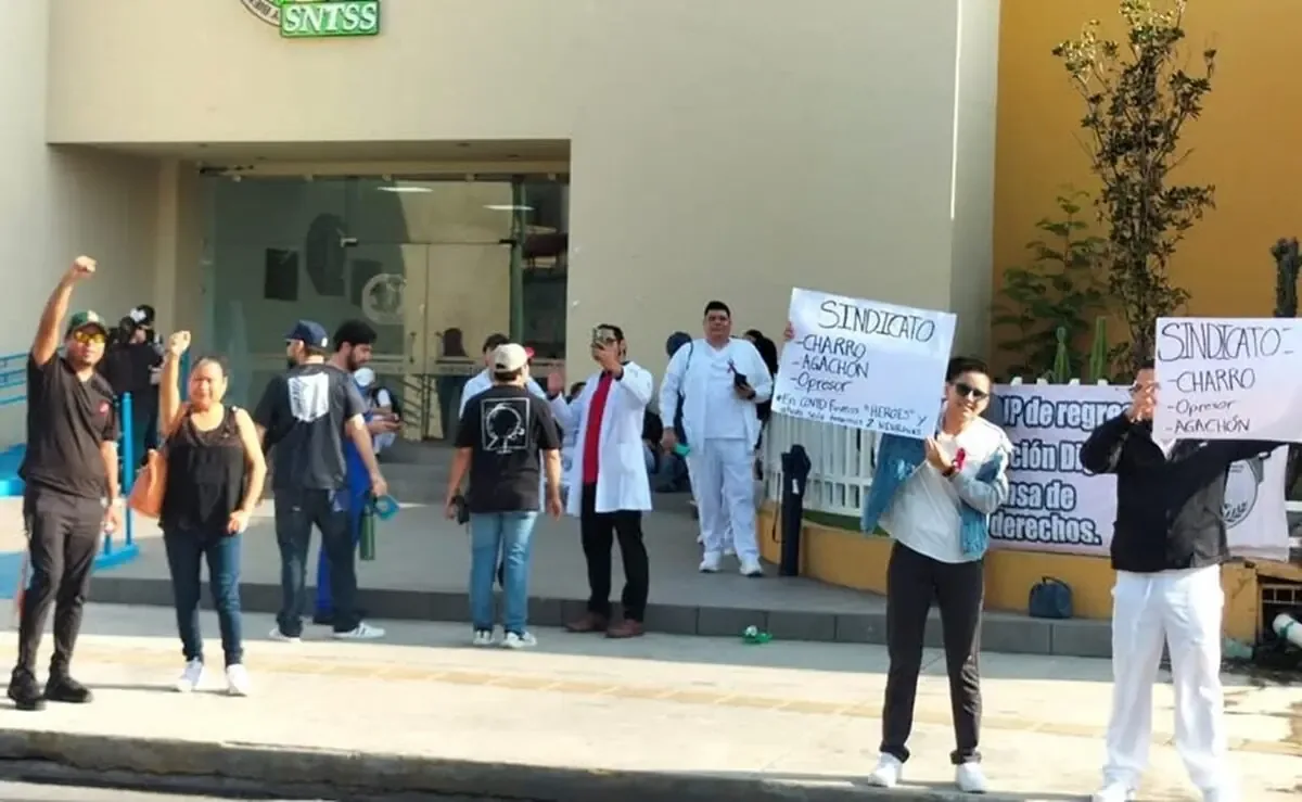 La protesta en La Paz es parte de una jornada nacional de sindicalistas del IMSS.