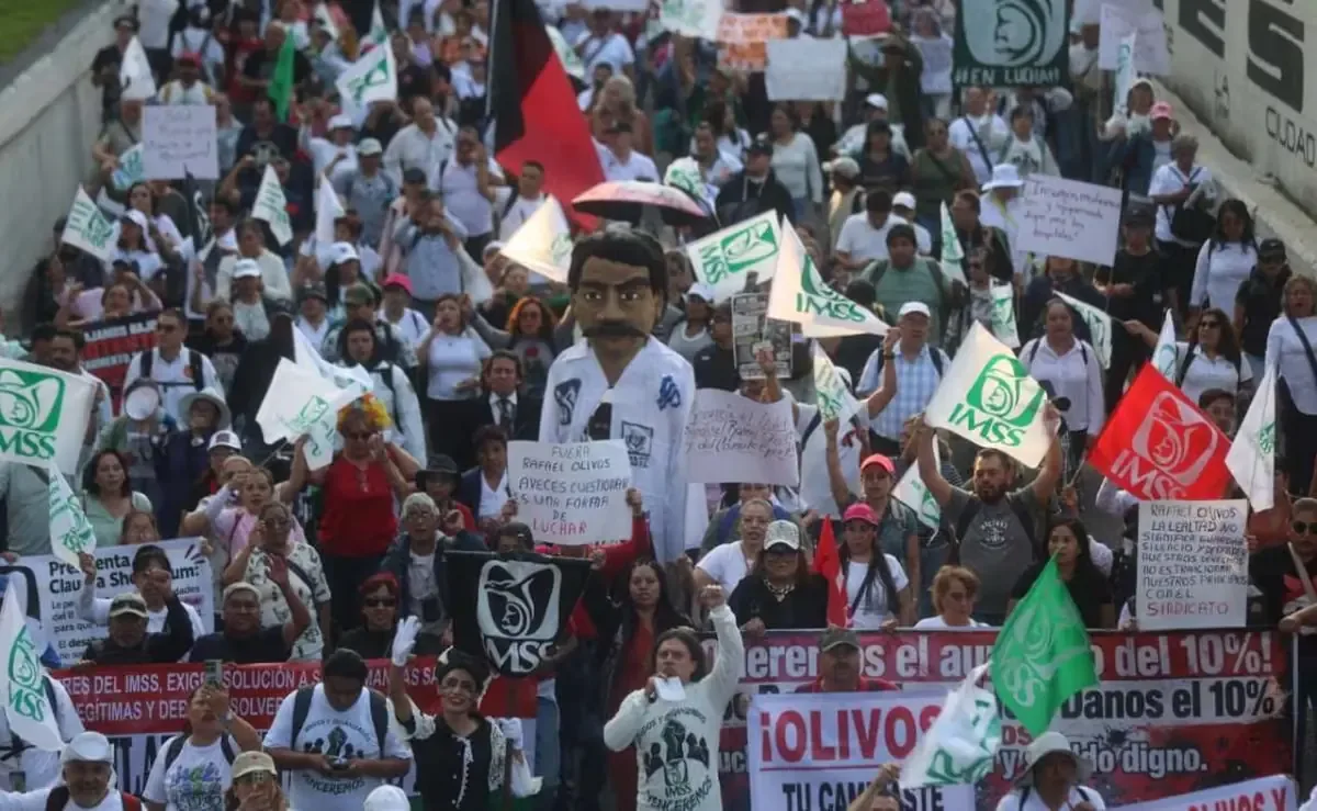 La marcha busca presionar por mejores condiciones laborales y abasto de medicamentos en hospitales.