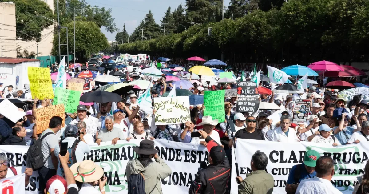 Activistas del IMSS piden mejores condiciones laborales y aumento salarial en protesta en la capital.