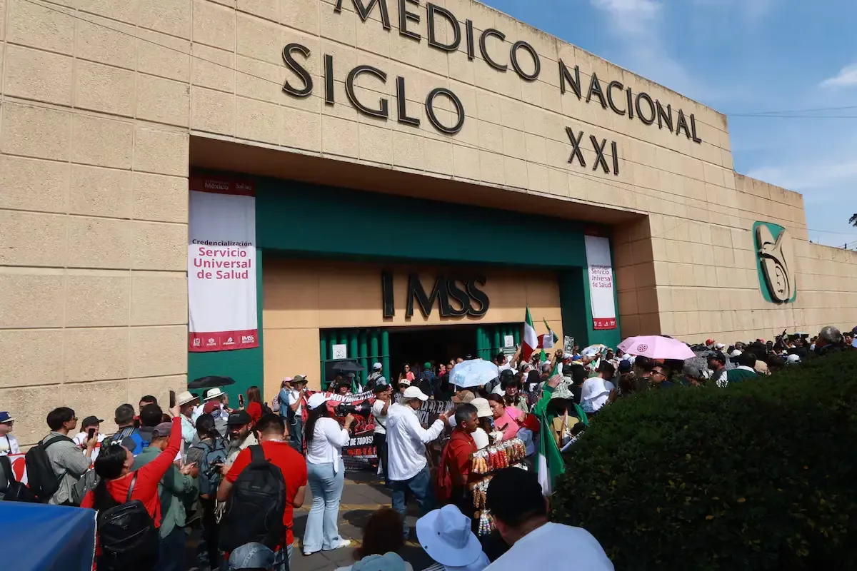 Protestas reflejan deficiencias crónicas en el sistema de salud pública de México y reclamos de trabajadores.