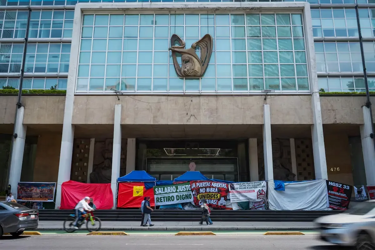 La crisis en hospitales del IMSS provoca manifestaciones en la CDMX exigiendo mejores salarios y condiciones laborales.