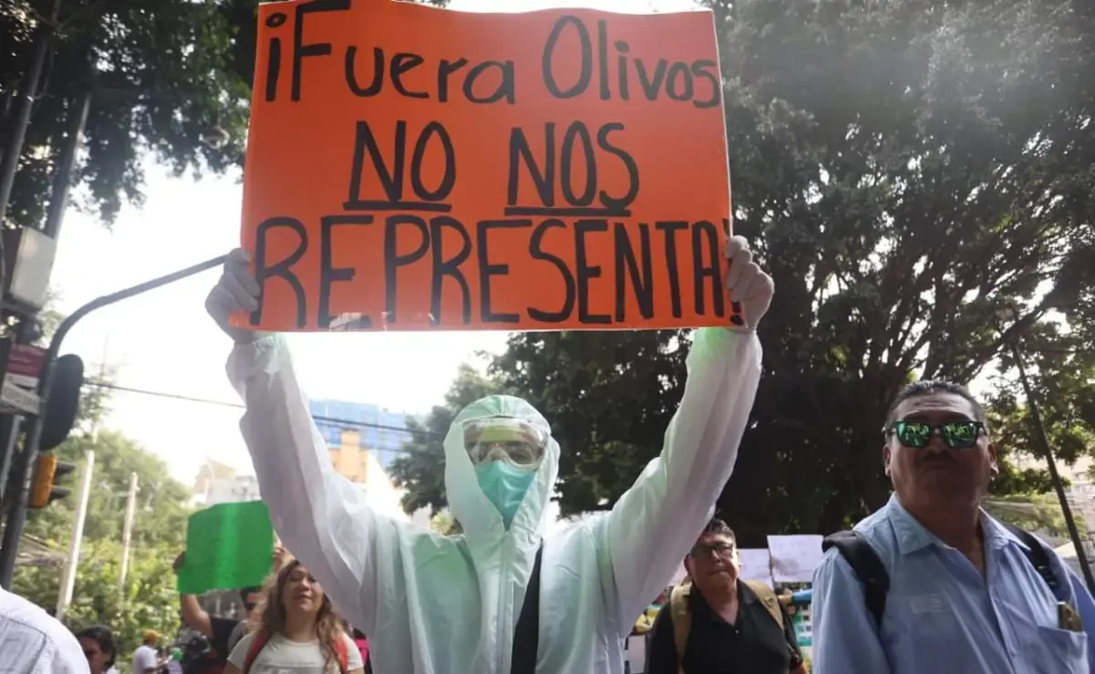 Empleados del IMSS rechazan al líder sindical para renegociar aumento del 6.8% y anuncian movilizaciones.