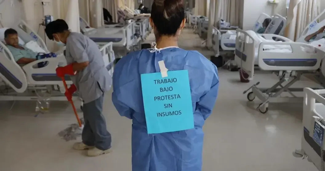 La falta de infraestructura adecuada en el Hospital Dr. Fernando Ocaranza provoca protestas de trabajadores que exigen un nuevo hospital.