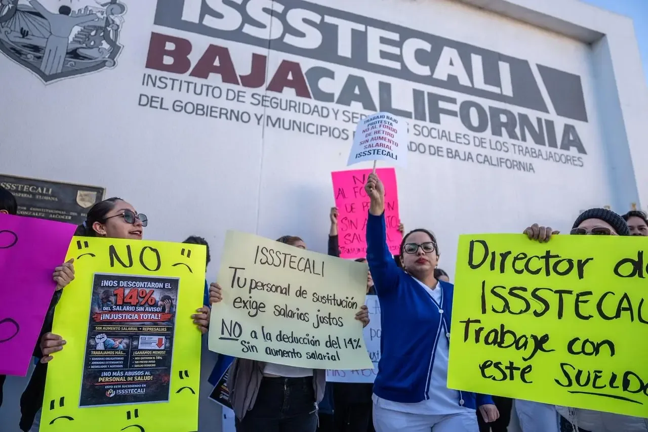 Trabajadores del Issstecali protestan en Tijuana por descuentos salariales.