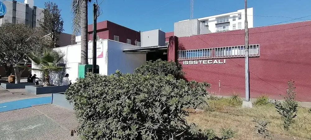 Trabajadores del ISSSTECALI protestan por descuento injustificado en su salario.