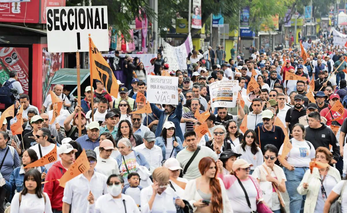 Trabajadores del Metro de CDMX marchan en demanda de recursos para mantenimiento.
