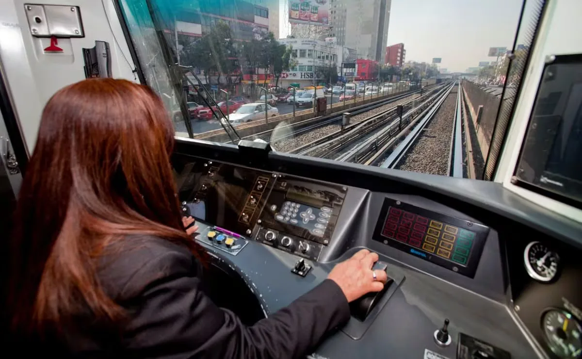 Trabajadores del Metro exigen mejoras laborales en su marcha hacia el Zócalo.