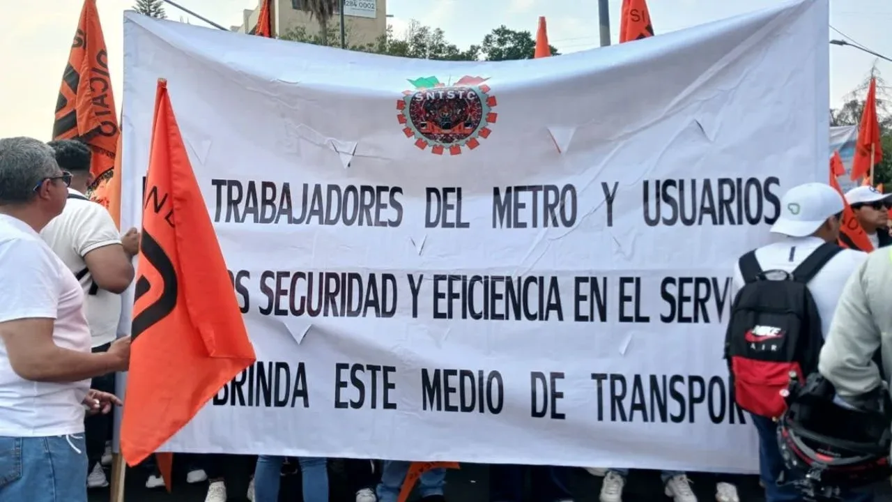"Trabajadores del Metro marchan en CDMX exigiendo mejoras necesarias."