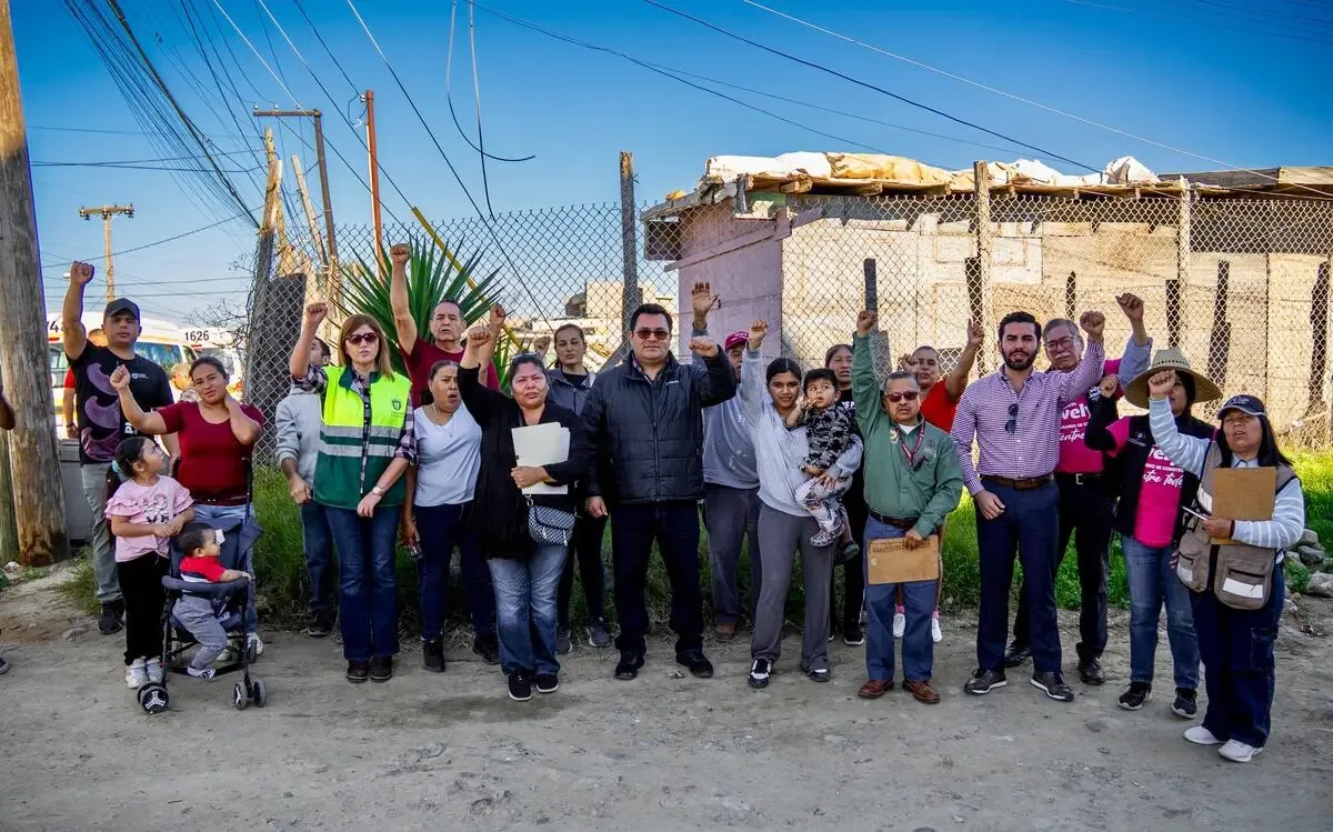 Trabajadores del programa “Ciudad Limpia” durante la recolección de basura en Tijuana.