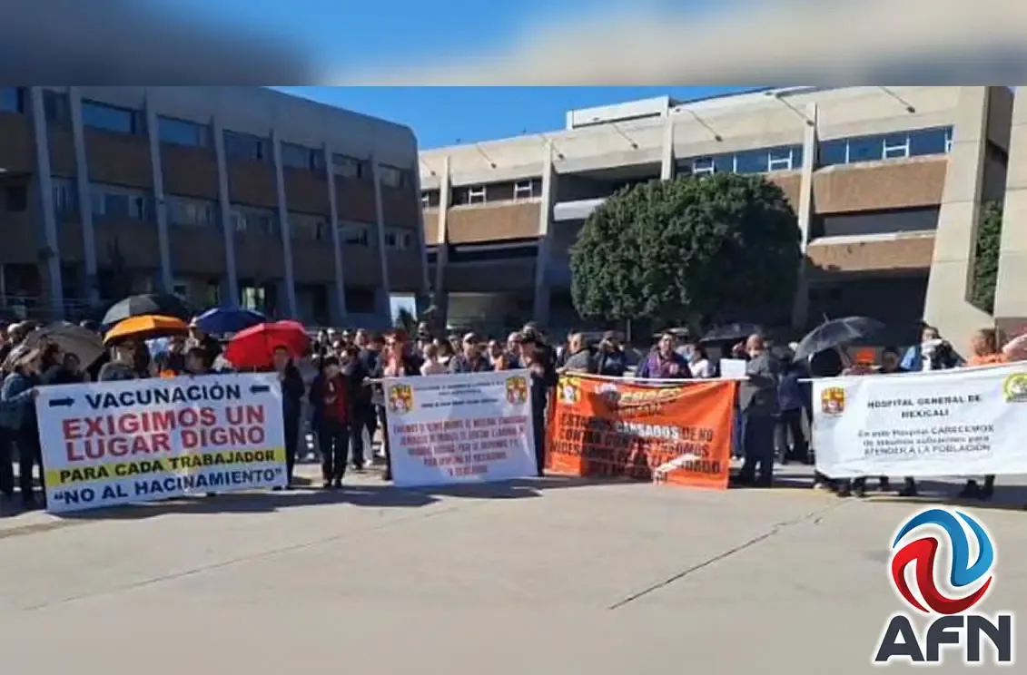 Trabajadores del Sindicato Mexicano de Salud realizan protesta en Mexicali.