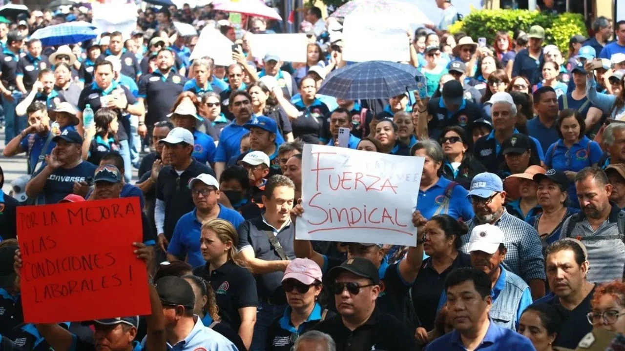 Trabajadores del STC Metro se preparan para la marcha en el Centro Histórico de CDMX.