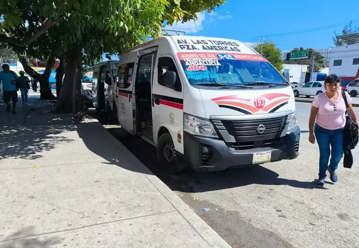 Trabajadores en Cancún esperan largas horas por transporte hacia el sur.