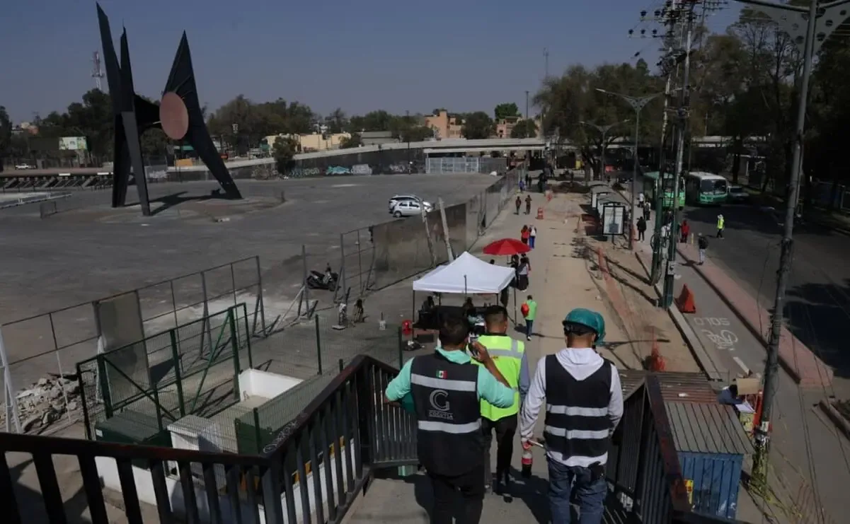Trabajadores en el Cetram Huipulco mejoran la conexión al Estadio Banorte.